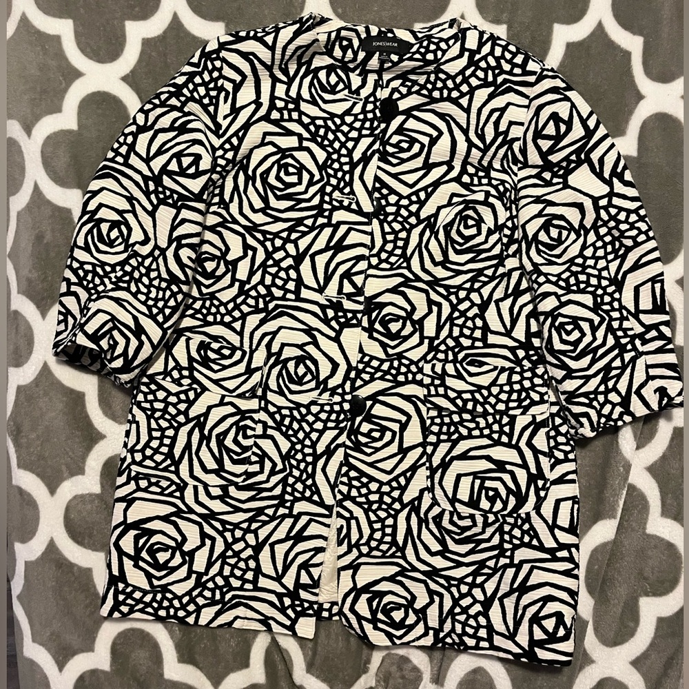 Jones Wear Black and White Floral Blazer